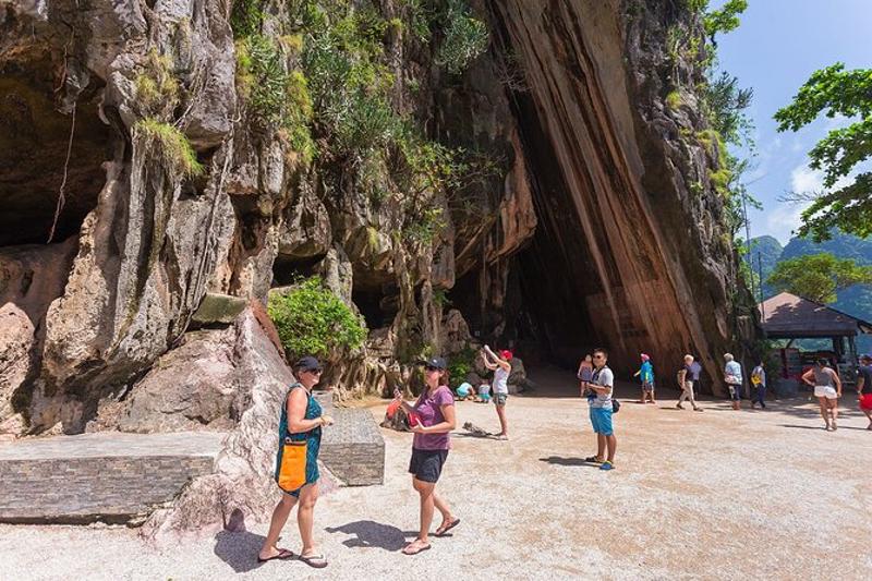 James Bond Island´s dramatic rock formations set against the stunning backdrop of Phang Nga Ba