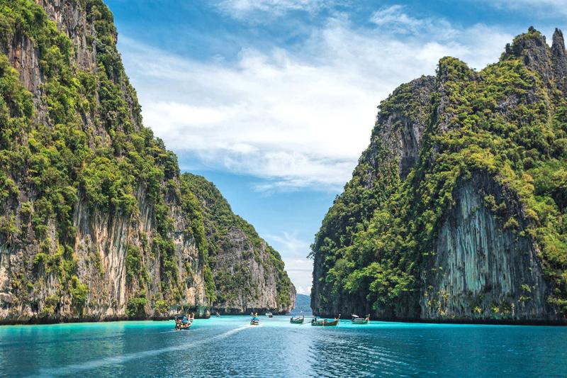 Clear turquoise water around Phi Phi Island, showcasing the island´s natural beauty.