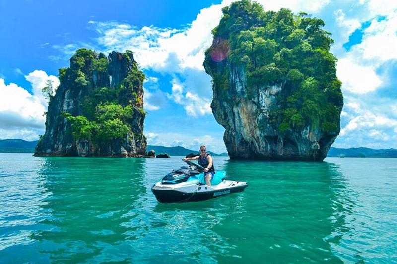 Exploring Phuket´s secluded islands on a thrilling jetski ride.